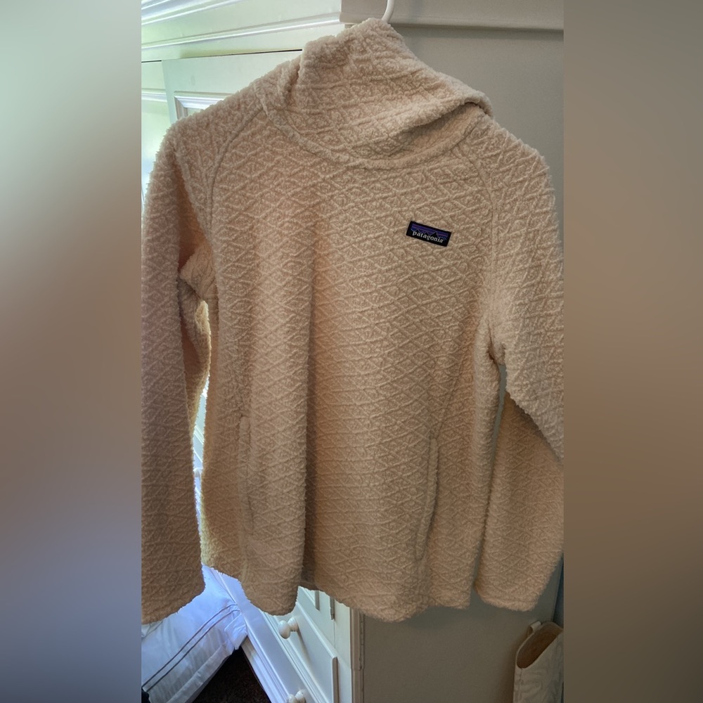 Patagonia pullover. Size medium, has been worn but looks great still.